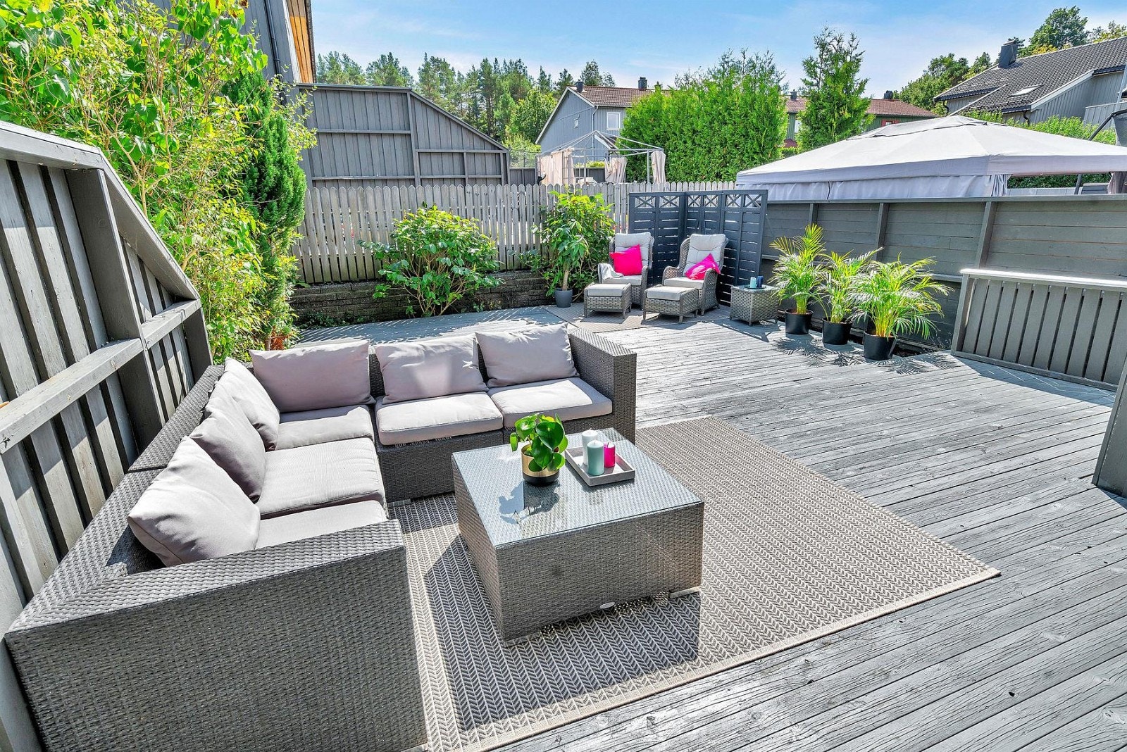 God plass til flere sittegruppe og grill. Perfekt for hyggelige sammenkomster. Galleribilde