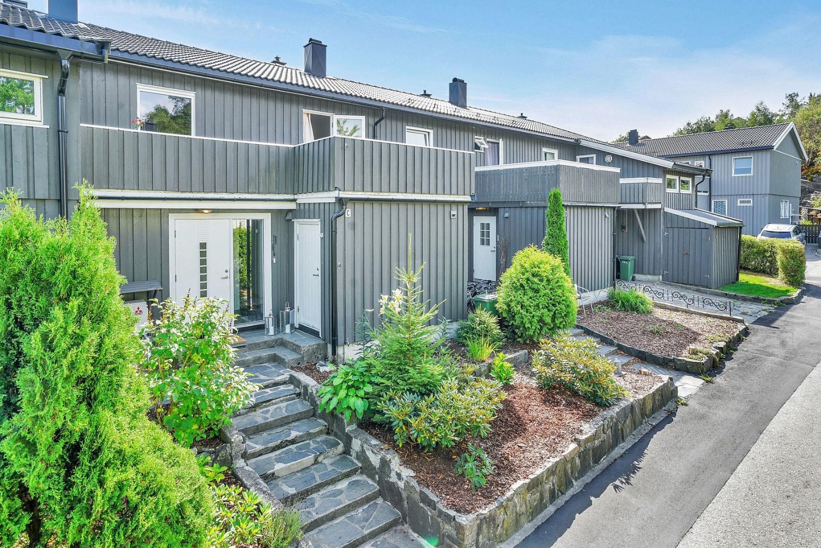 Velkommen til dette tiltalende rekkehuset presentert av Stine Lian Hansen v/Eiendomsmegler1.. Galleribilde