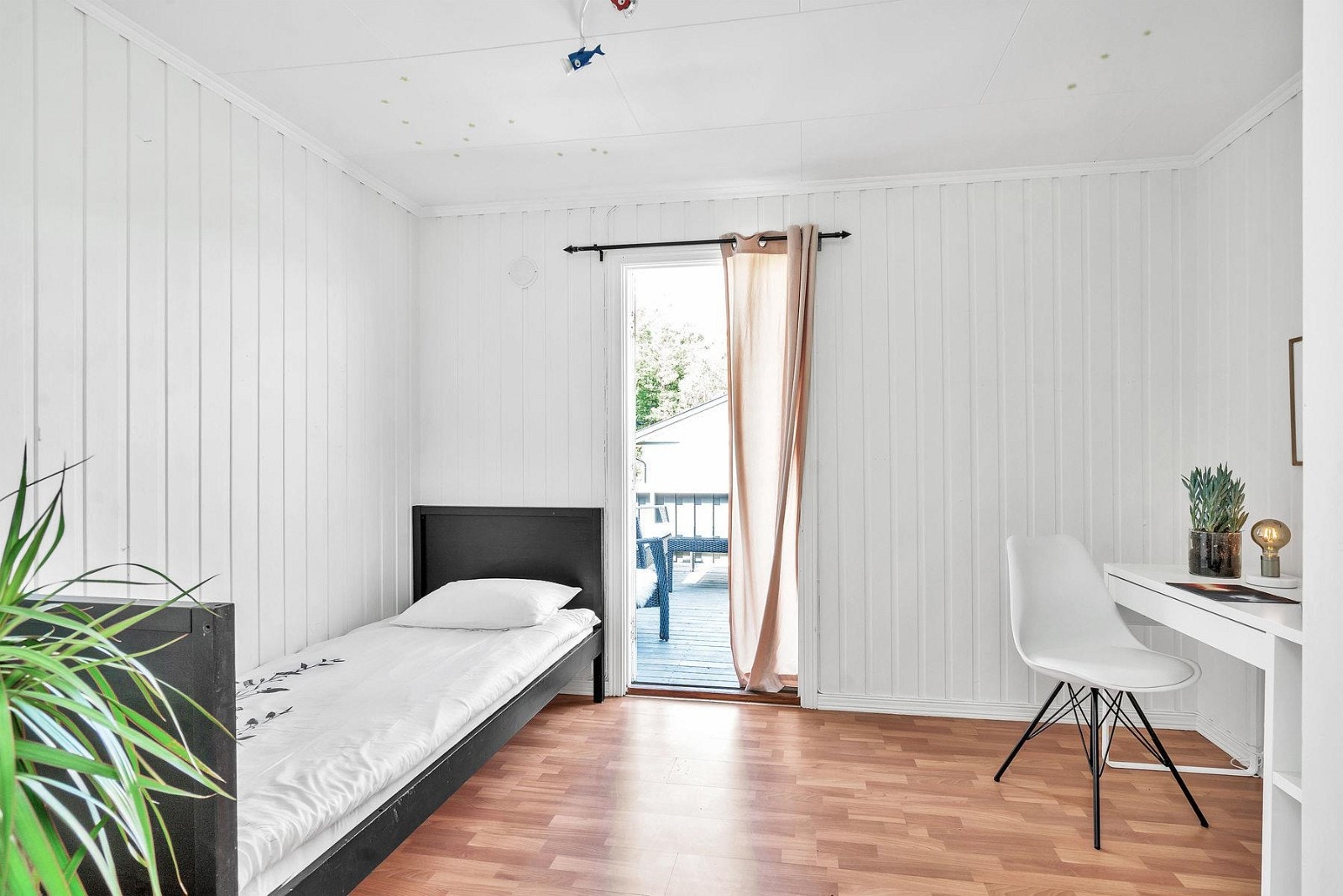 Soverom2. Direkte adkomt til terrasse. Galleribilde