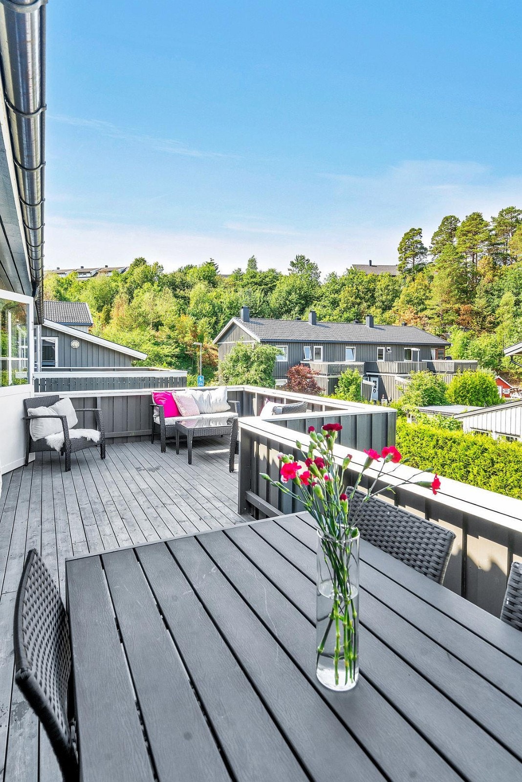 Romslig terrasse med kveldssol. God plass til flere sittegrupper. Galleribilde