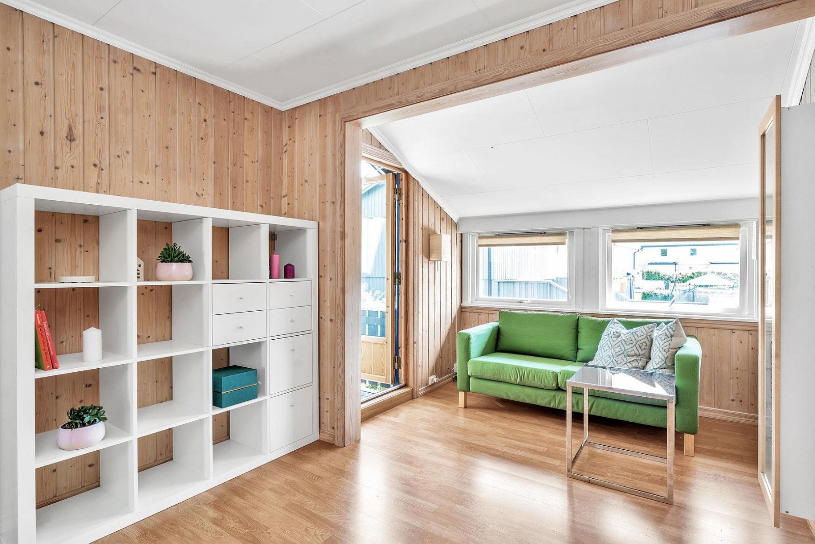 Soverom1. Nåværende eier bruker det i dag som ekstra stue. Direkte adkomt til terrase. Galleribilde