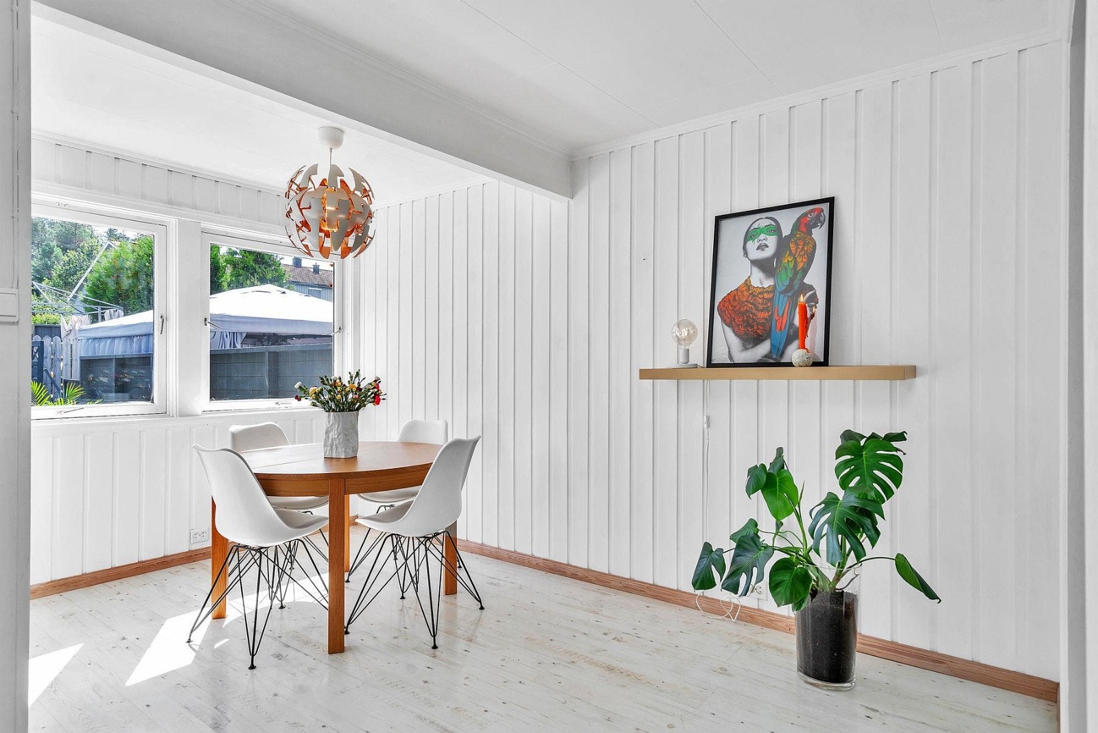 Kjøkkenkrok med plass til en stor spisebordsgruppe. Galleribilde