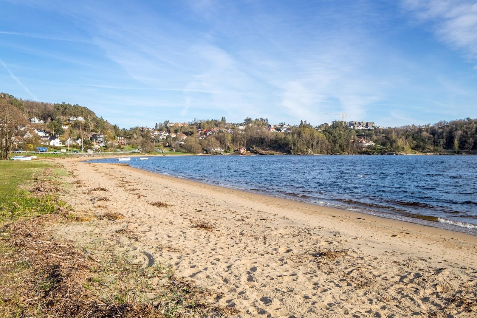 Fantastisk badestrand og turterreng en kort kjøretur unna boligen. Galleribilde