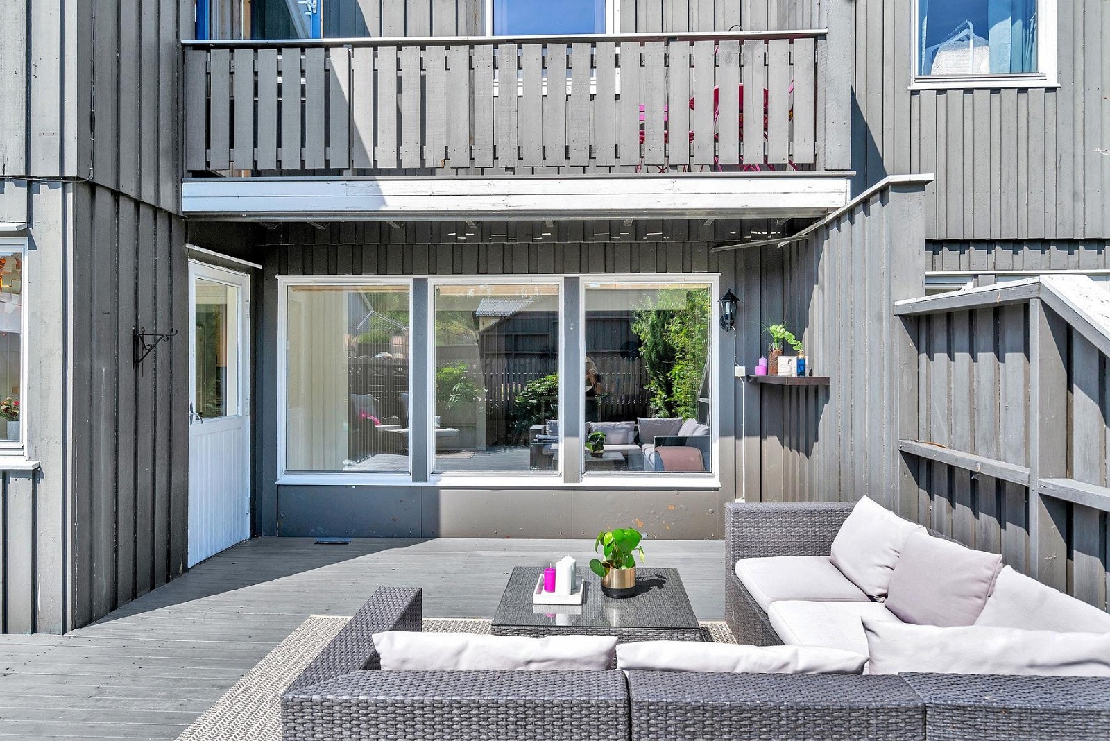 Velkommen ut! Stor, usjenert og solrik terrasse. Galleribilde