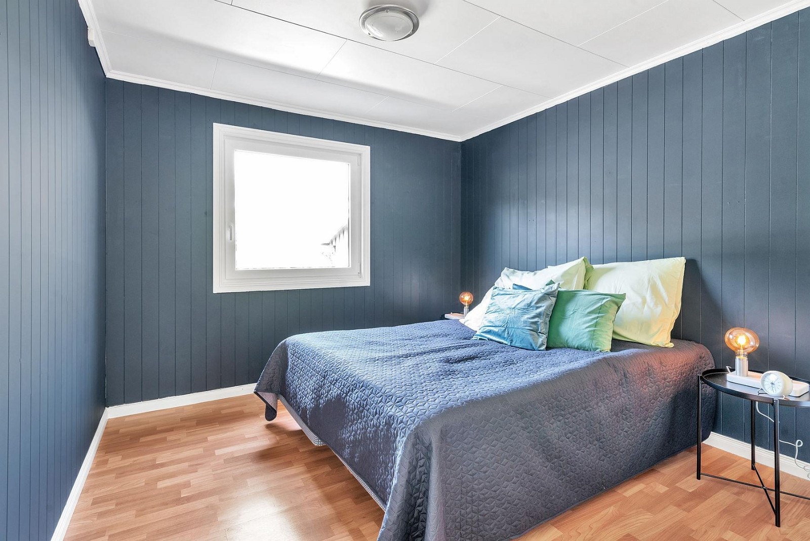 Soverom 4. Malt i tidsriktig farge på vegger. Galleribilde