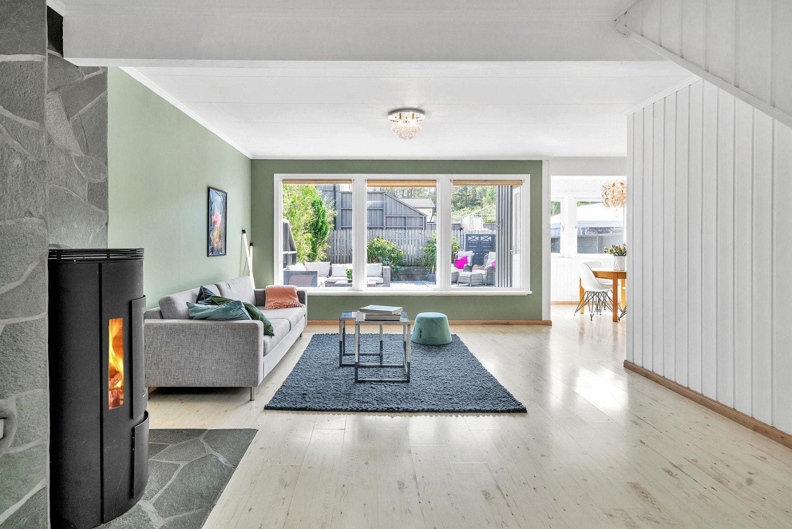 Lys og innbydende stue med moderne fargevalg på vegger. Galleribilde