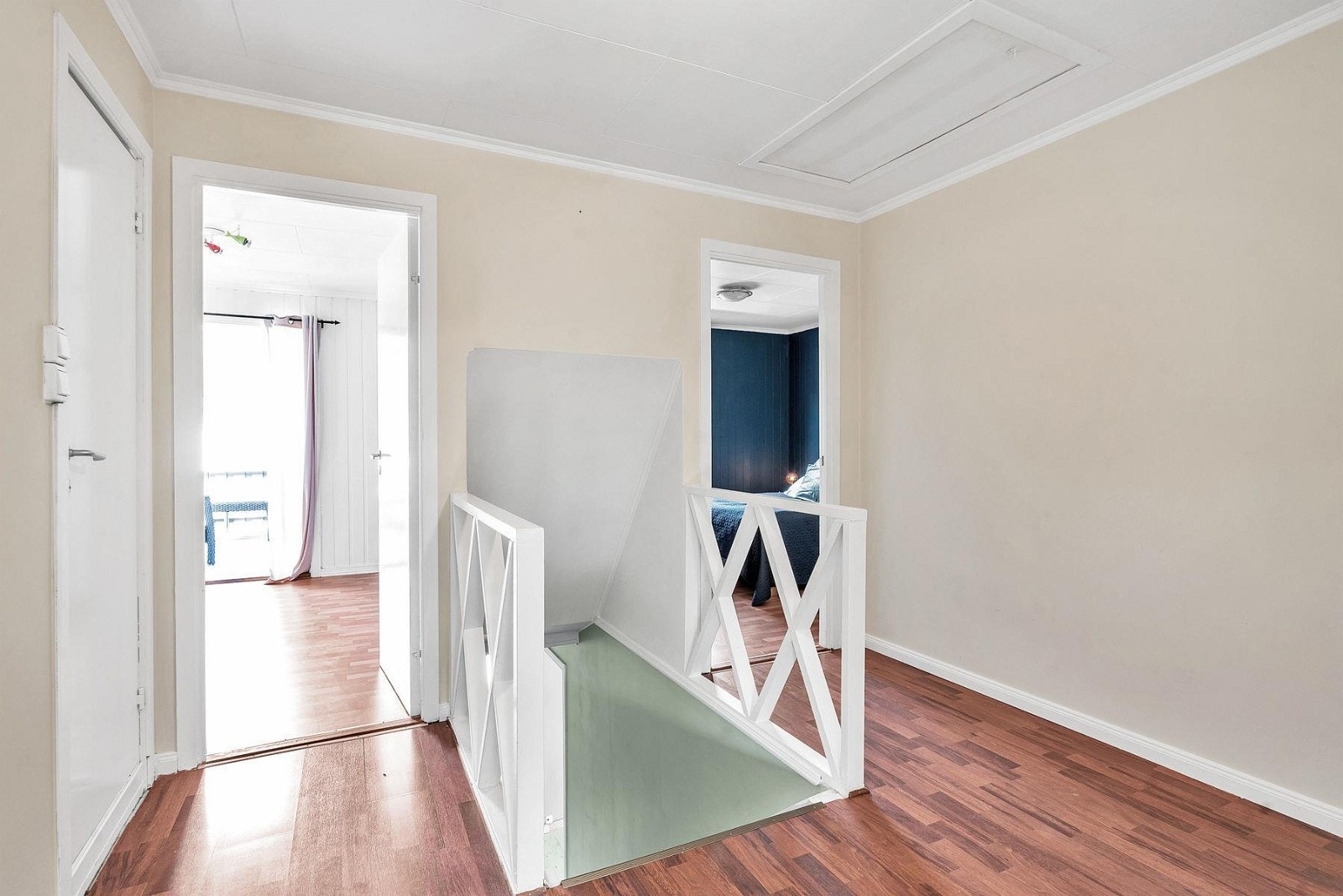 Velkommen opp! Boligen har 4 soverom samlet på en flate. Galleribilde