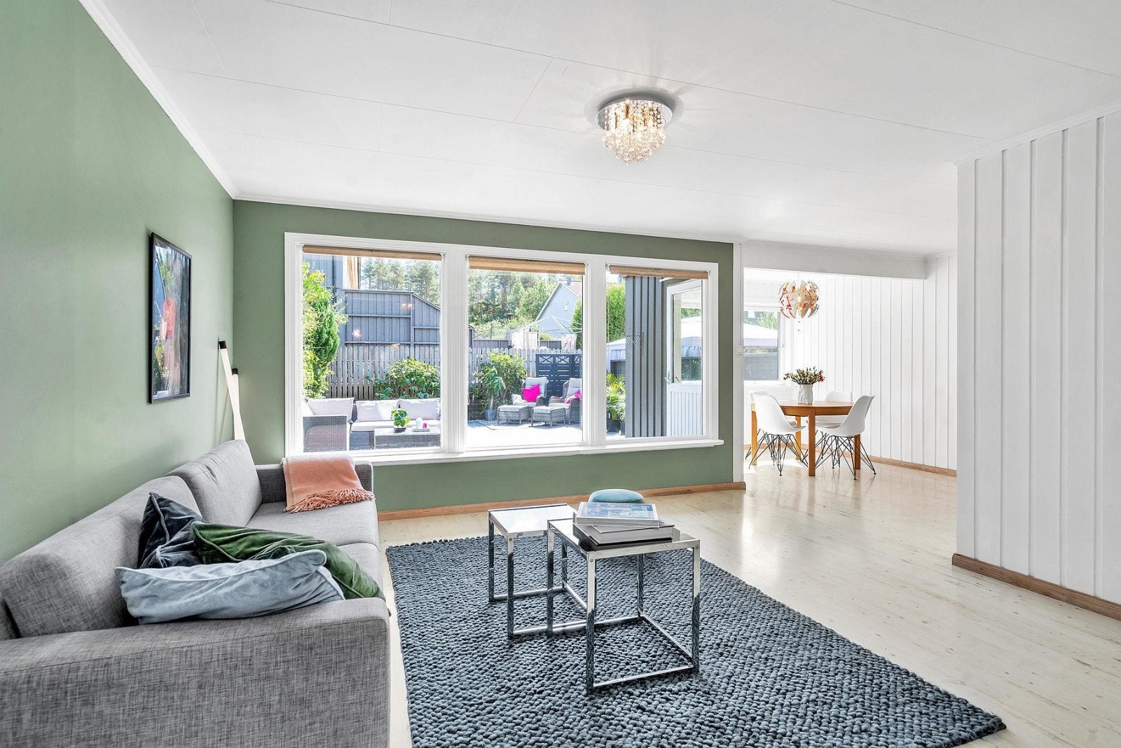 God plass til sofagruppe med tilhørende møblement. Galleribilde