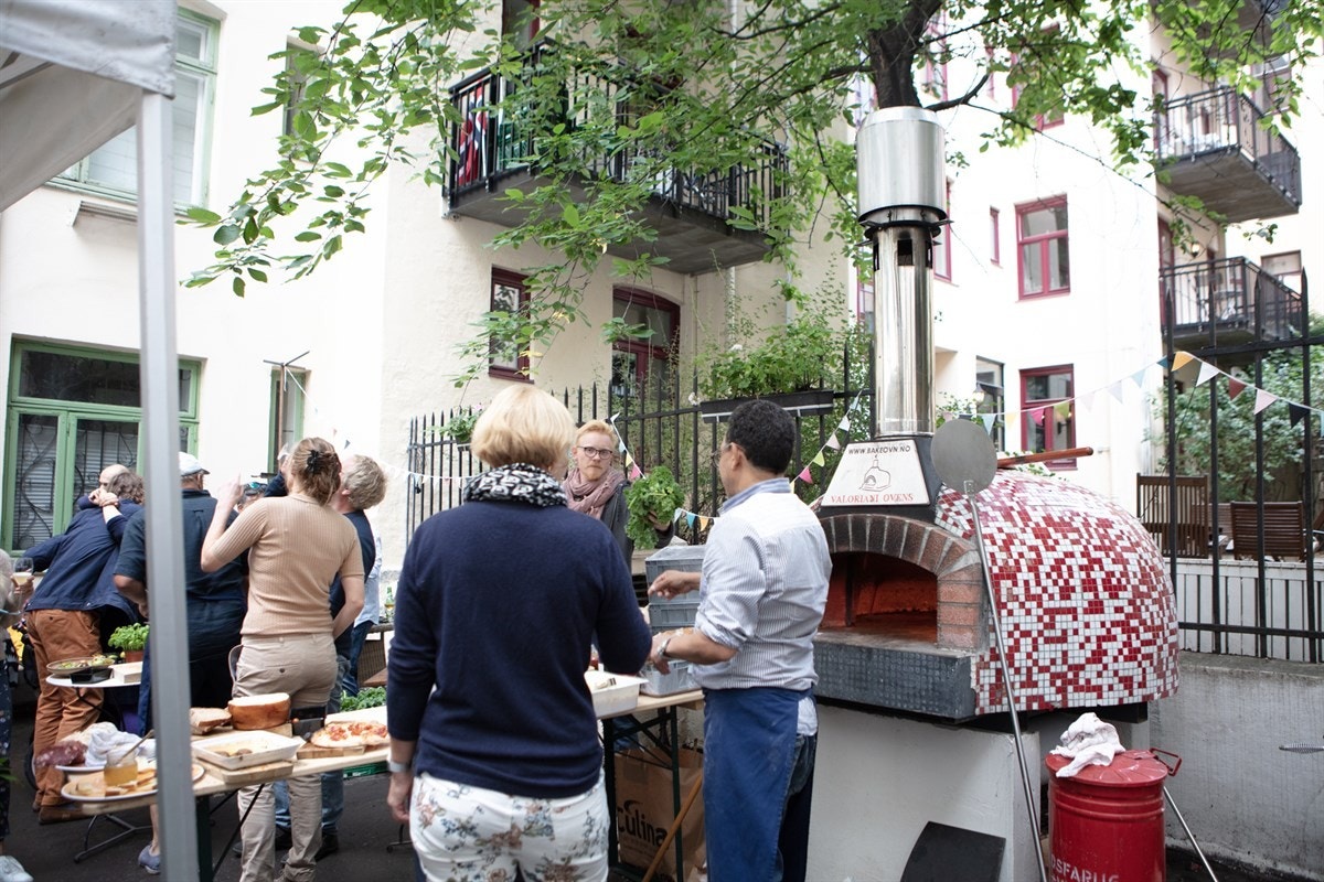 - Bakgården er opparbeidet med utegrill/pizzaovn, diverse beplantninger og sittegruppe - Galleribilde