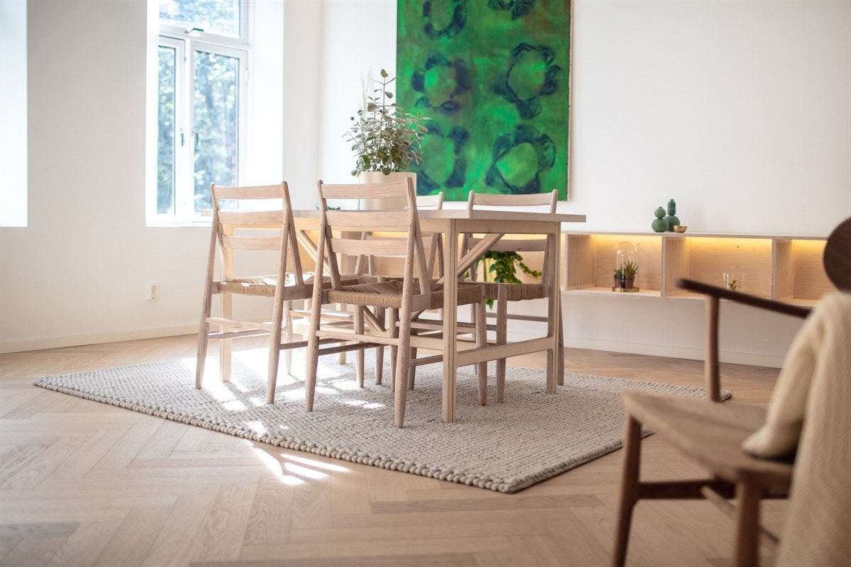- Her er det god plass til sofaløsning, spisebord, plassbygde reoler m.m - Galleribilde