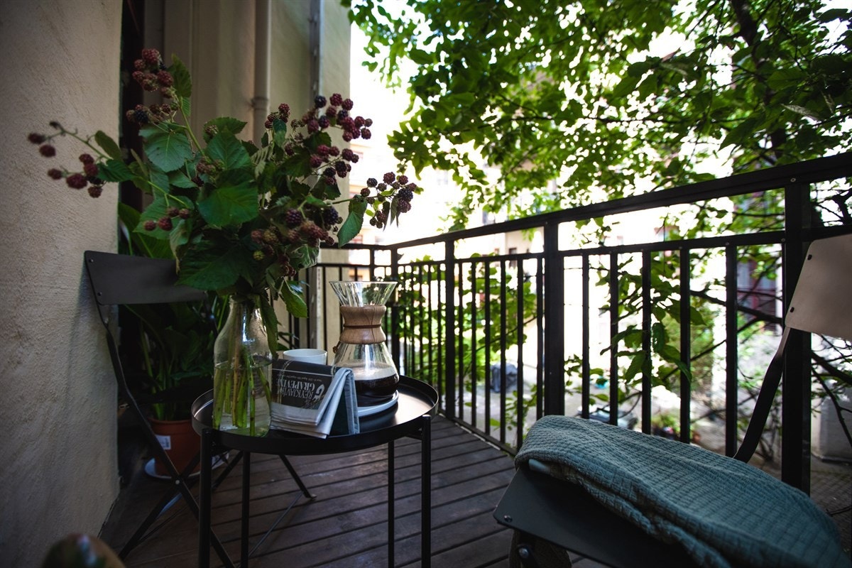 - Balkongen har terrassebord på gulv og rekkverk av metall - Galleribilde