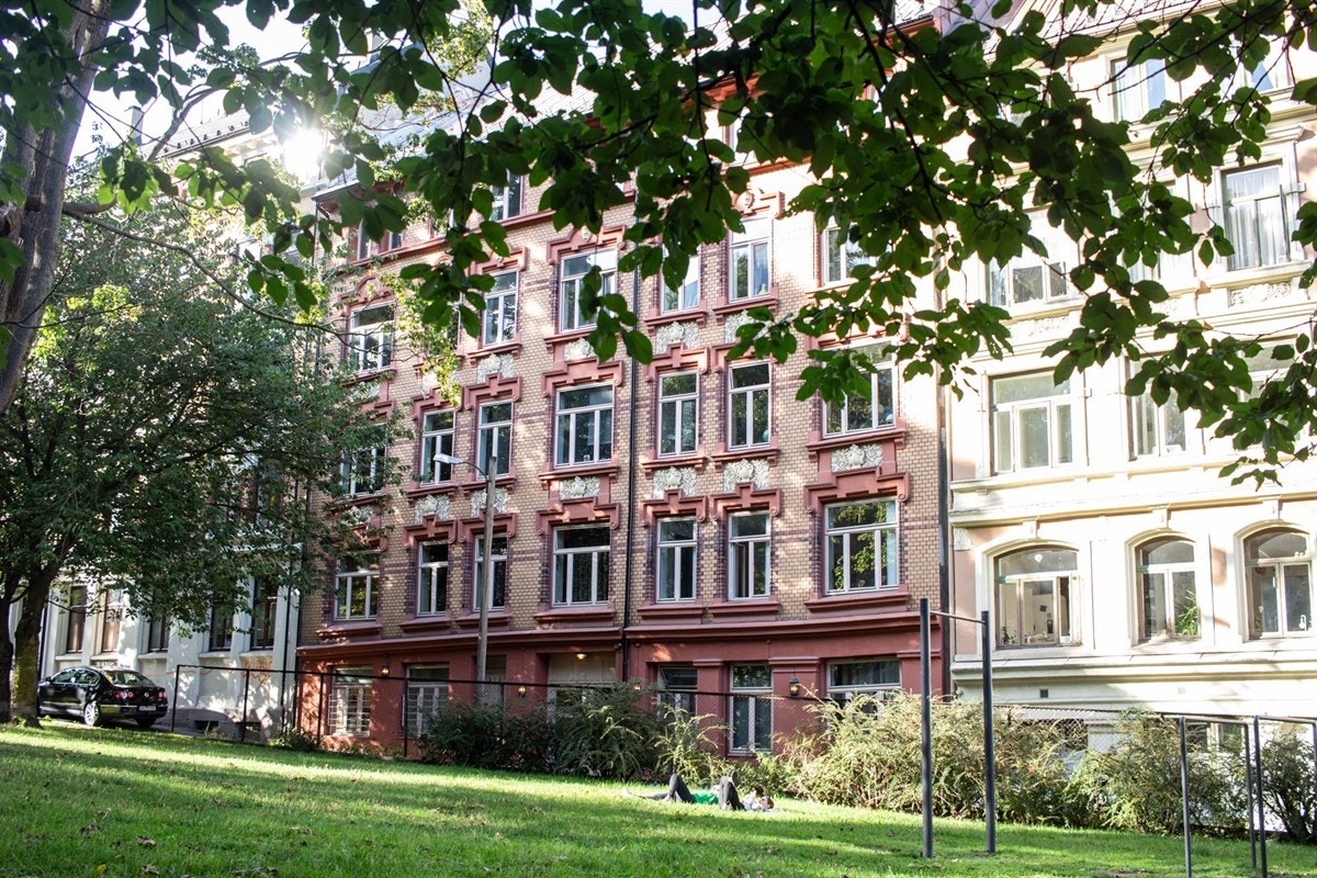 - Klassisk bygård med umiddelbar nærhet til grønne omgivelser - Galleribilde