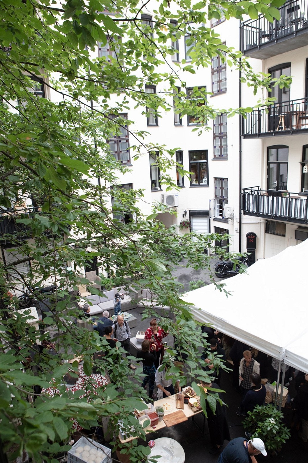- Hyggelig utsyn mot bakgården - Galleribilde