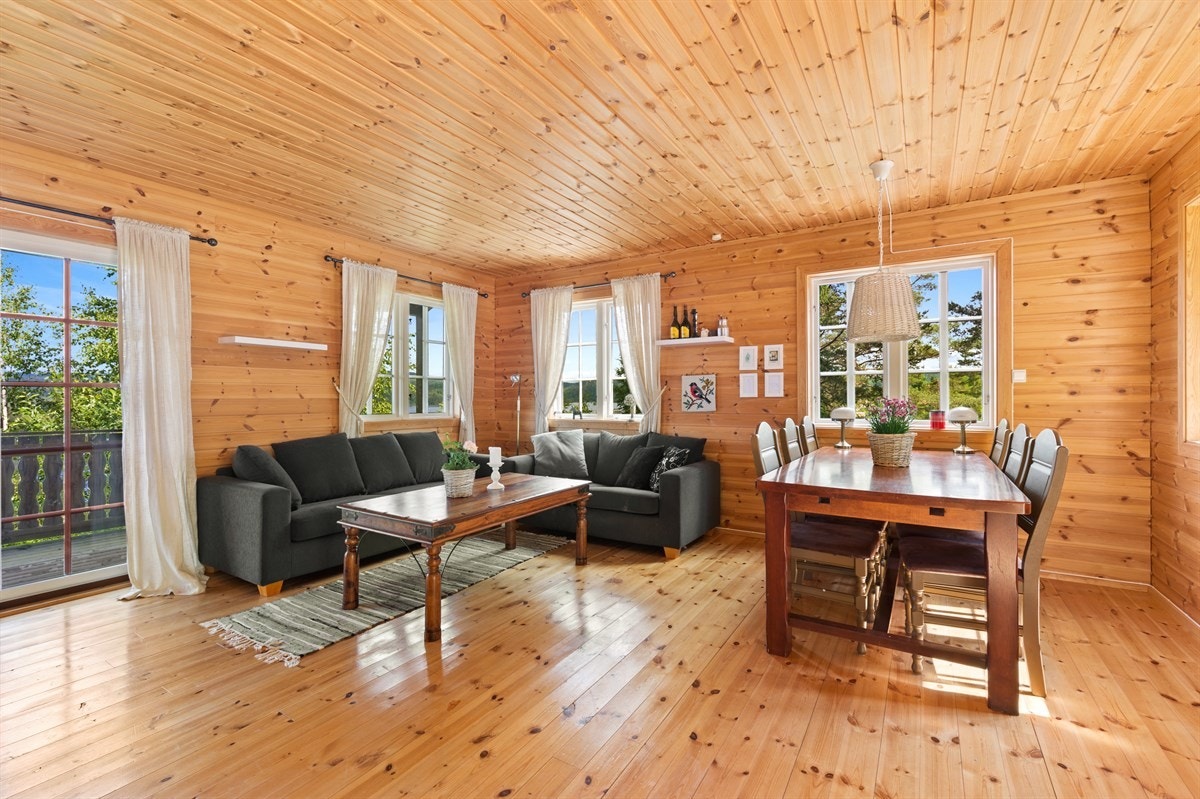 Her er det plass til både spiseplass og koselig sofagruppe. Galleribilde