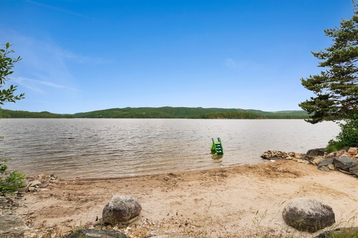 Bare er par minutters gange fra hytta ligger en flott sandstrand som gir et godt utgangspunkt for bading og piknik i solen på varme sommerdager. Galleribilde