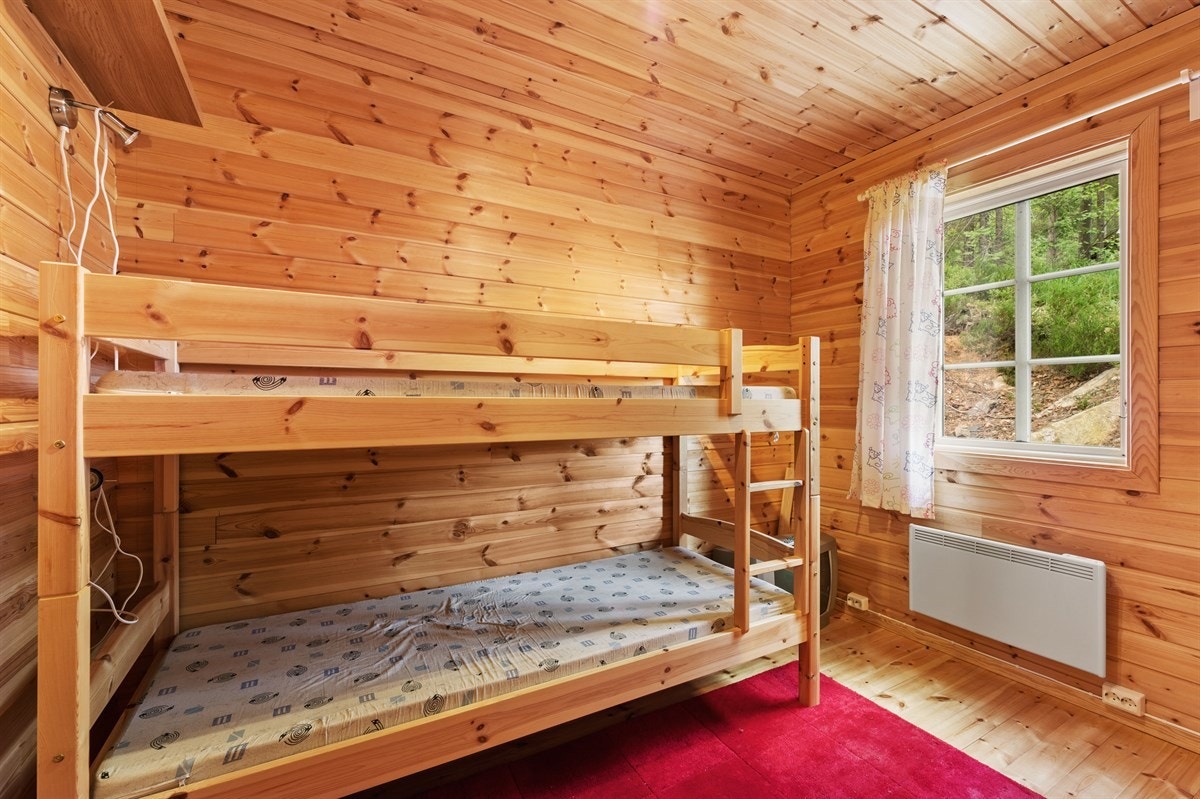 Det er toatalt tre sovrom. Alle soverommene har furugulv og panel på veggene. Galleribilde