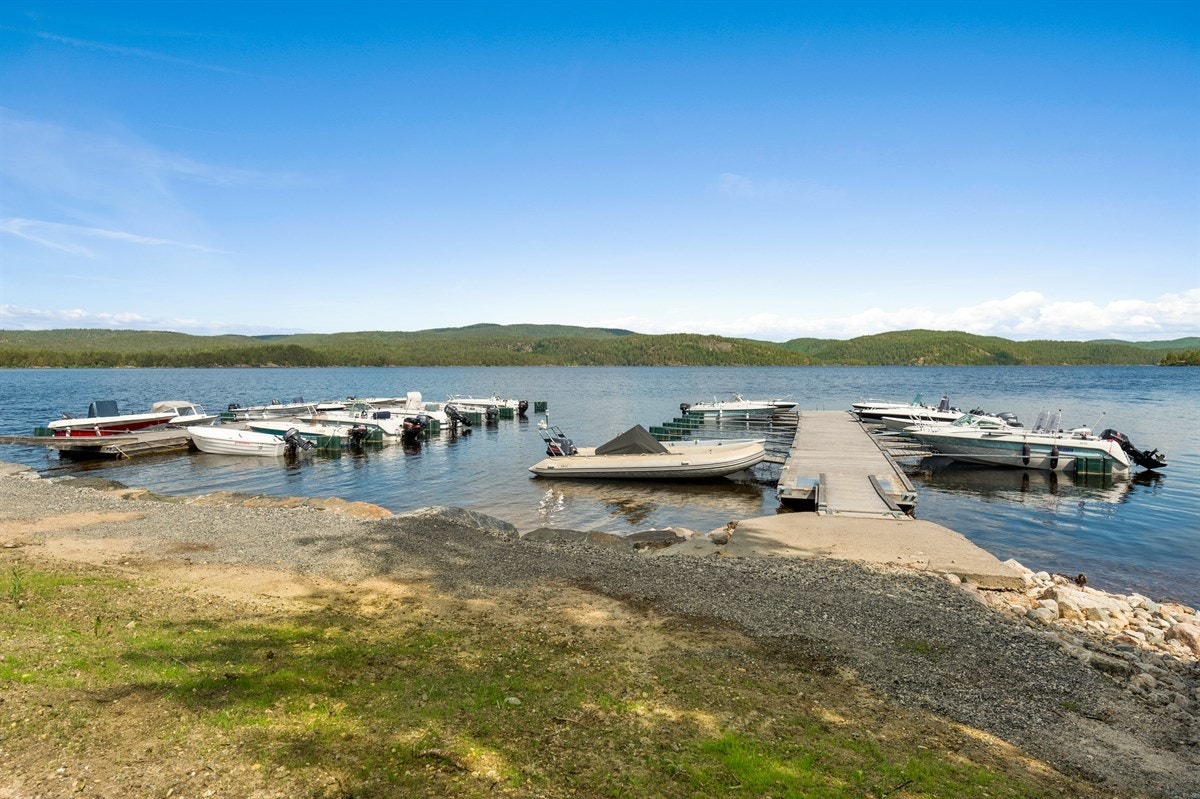 Sandbukta, ligger bare noen få min gange fra hytta. Her er det mulig å kjøpe båtplass. Galleribilde
