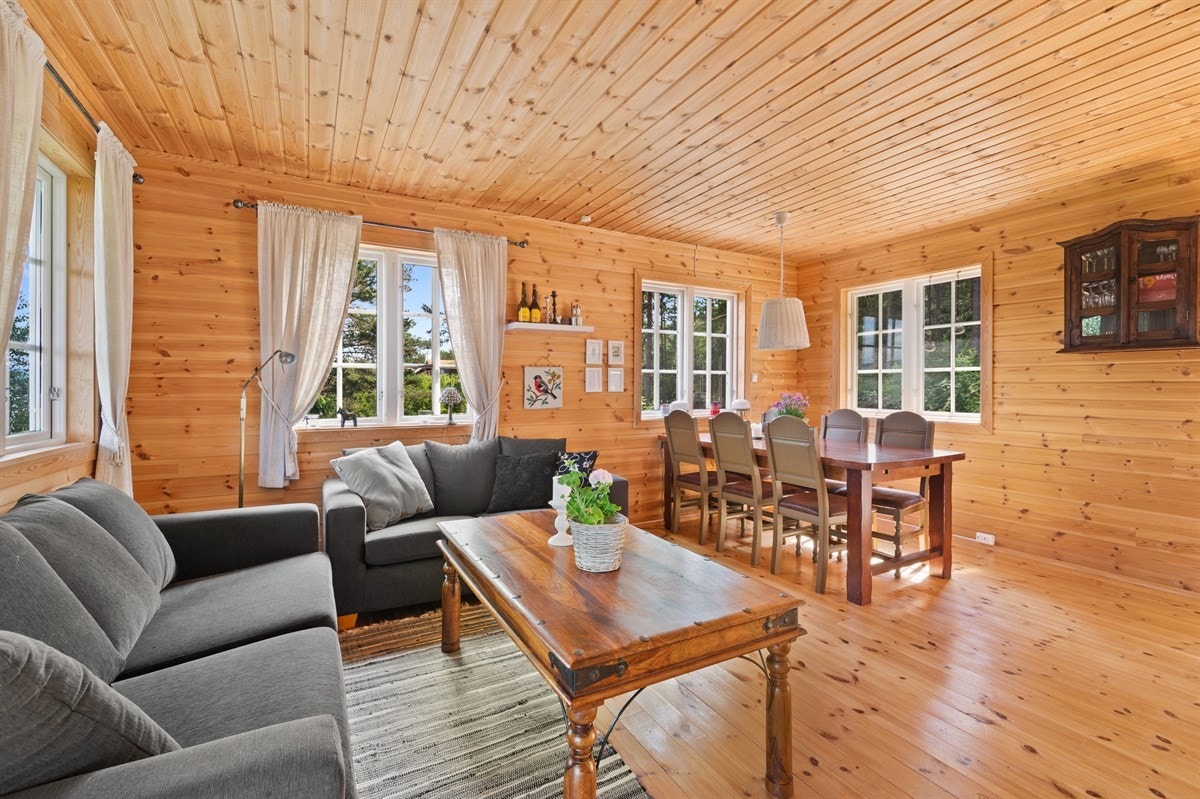 Det er furugulv, panel på vegger og himling og vinduer som slipper inn godt med naturlig lys Galleribilde