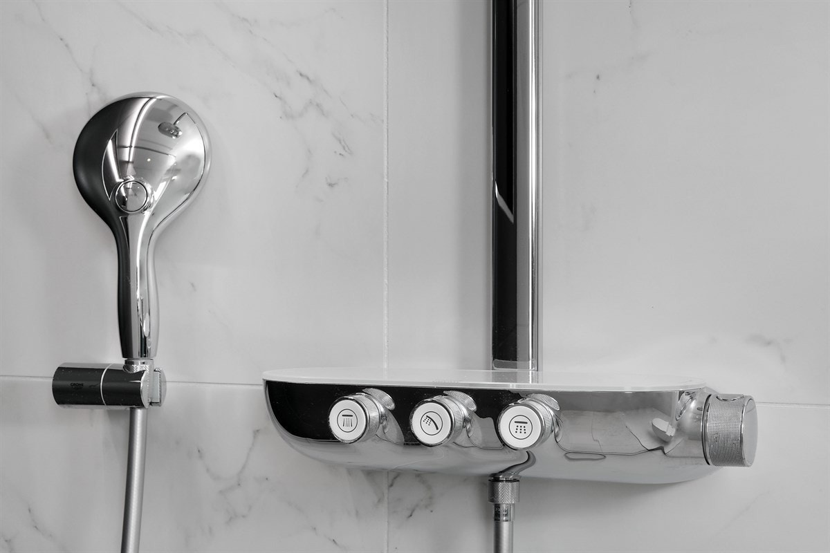 Dusjnisjen har dusjsøyle av typen Grohe Rainshower Smartcontrol 360 Duo. Galleribilde