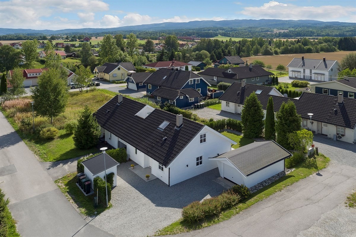 Eiendommen ligger i et sentrumsnært og meget barnevennlig boligområde i Hokksund i Øvre Eiker kommune. Galleribilde