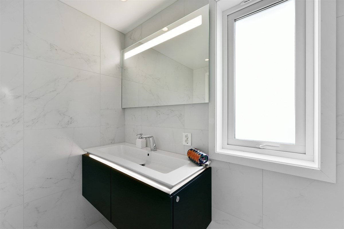 Det er satt inn en stilig 120 cm baderomsinnredning fra Villeroy & Boch med ledlys. Dette er en eksklusiv innredning. Galleribilde