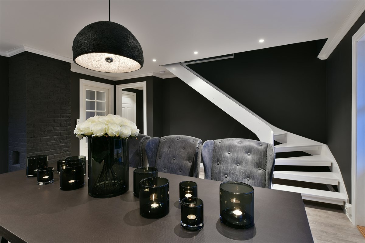 Taket er foret ned og det er montert nye led downlights. Galleribilde
