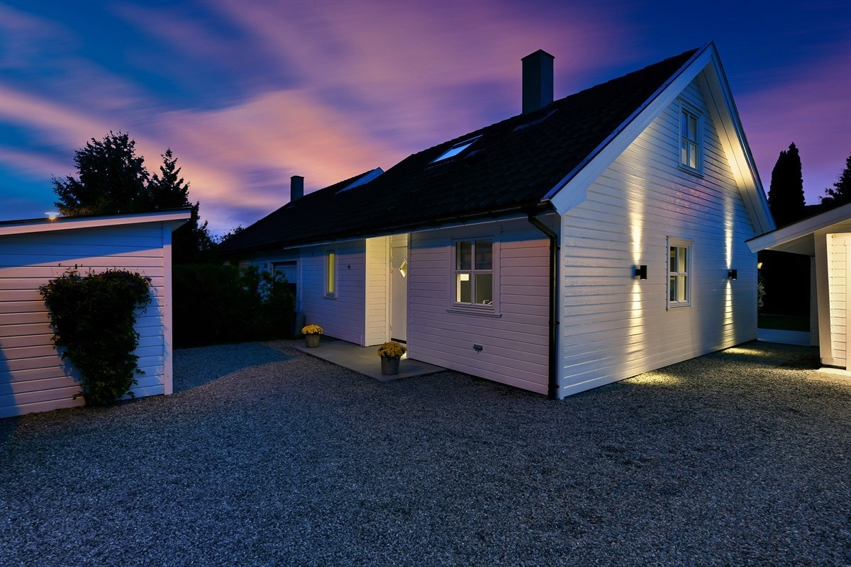 Det er montert fasadebelysning fra SG Armaturen på hus og ved garasjedør. Galleribilde
