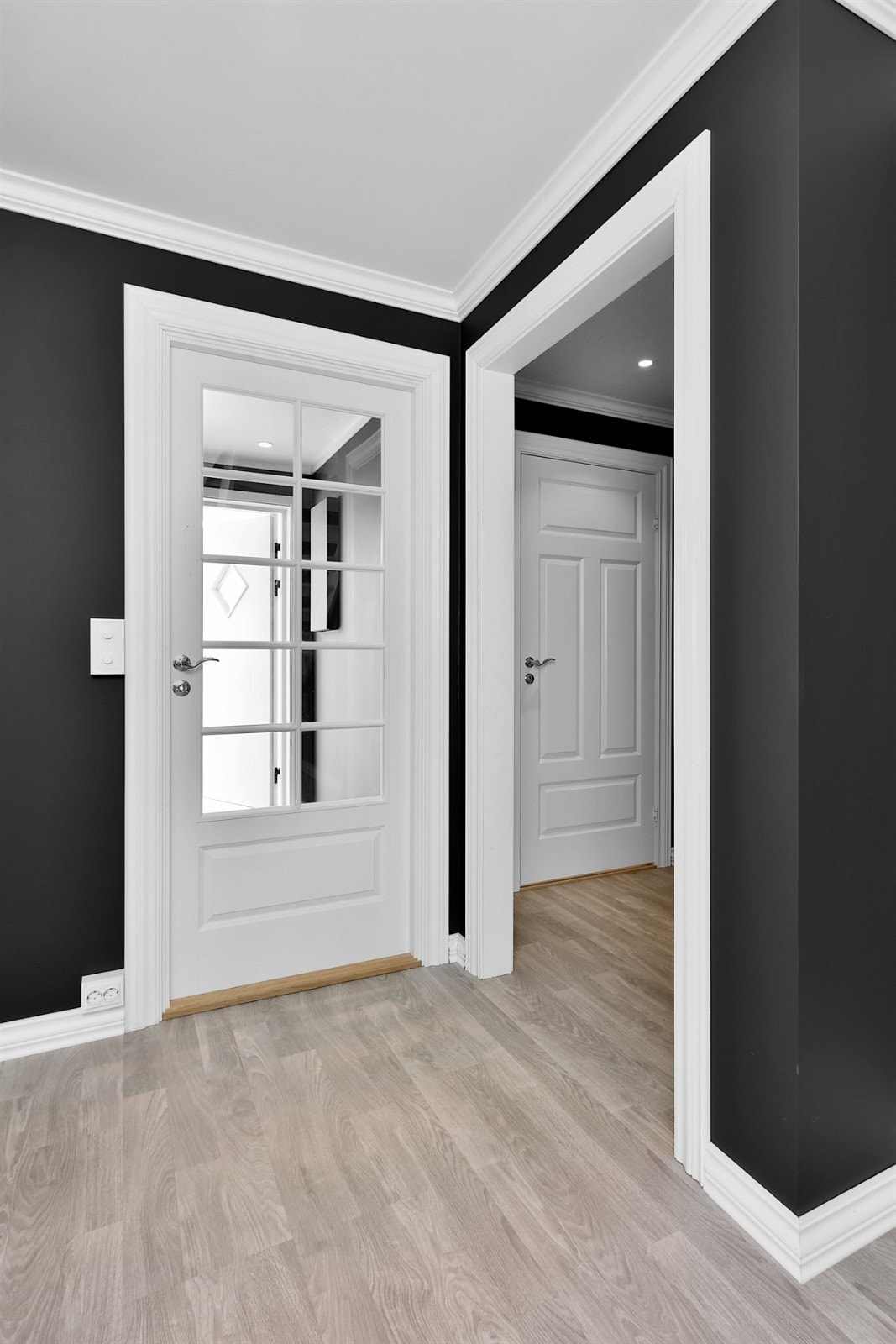 Videre innover i gangen er det også foret ned tak og satt inn nye led downlights i tak. Flater er helsparklede og malt og det er lagt nytt, pent laminat gulv fra Berry Alloc. Galleribilde