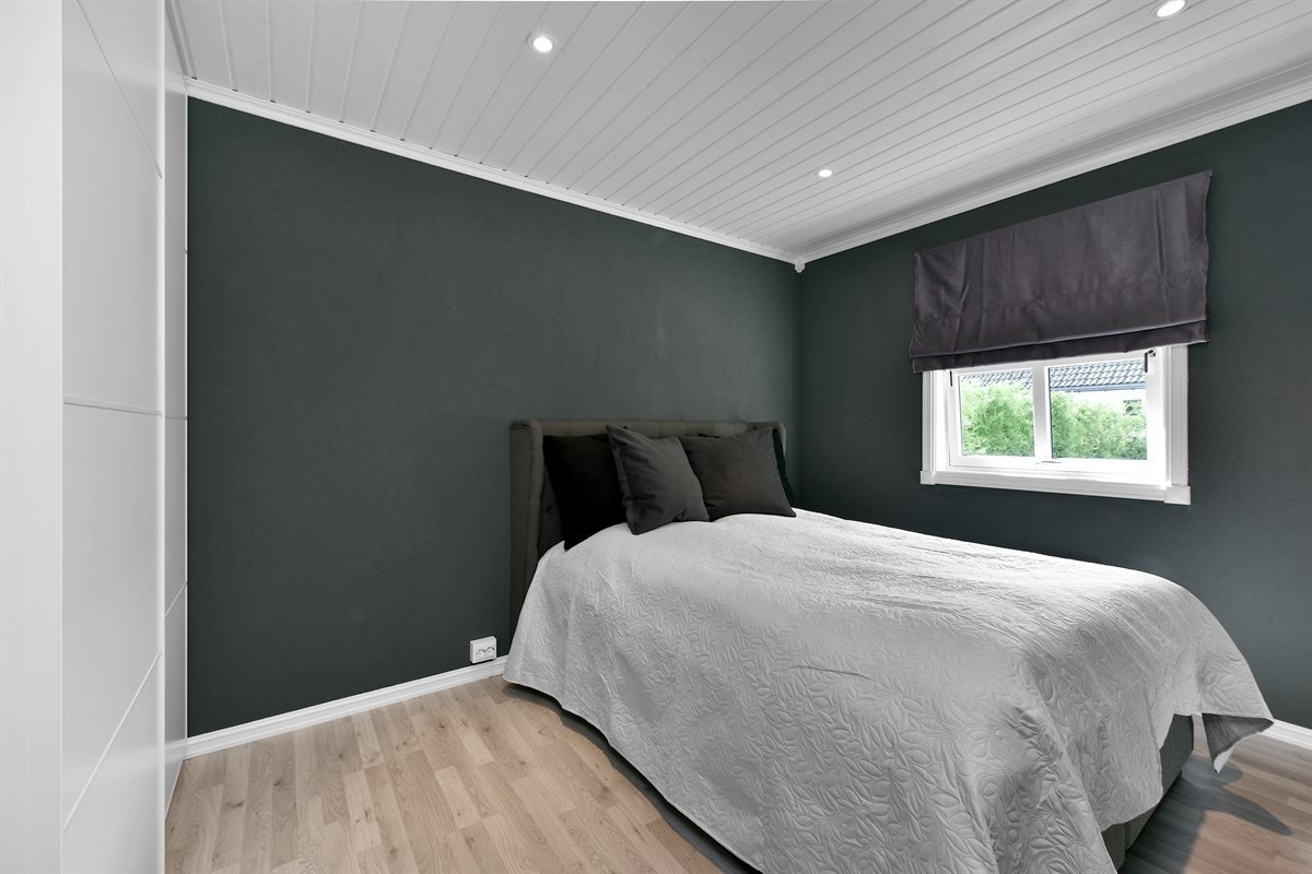 Boligen har to fine soverom, ett i hver etasje. Hovedsoverommet ligger i første etasje og er smakfullt innredet med mørke vegger, hvite lister, hvitt tak og en flott, hvit skyvedørsgarderobe. Galleribilde