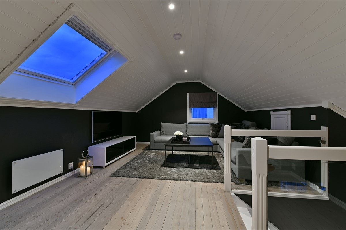 Boligen innehar i tillegg en nydelig loftstue med god plass for møblement, noe som gir ekstra spillerom og privatliv for barnefamilier. Galleribilde