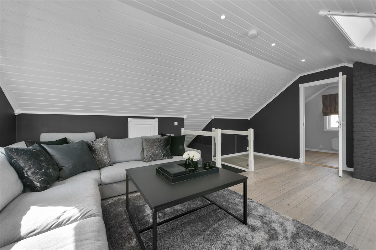 Det er nye led downlights i tak, som kombinert med både Velux takvindu og vanlig vindu gir gode lysforhold. Galleribilde