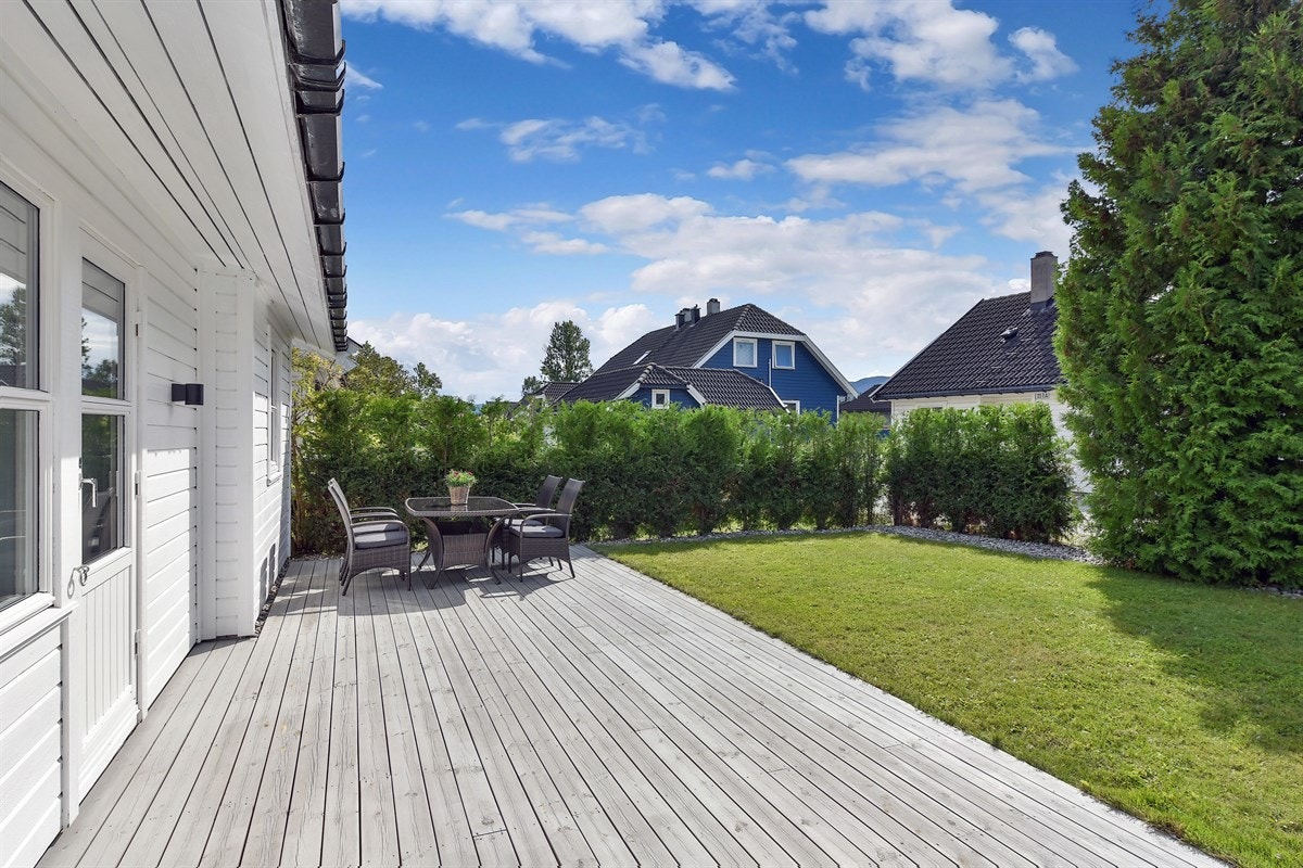 Boligen har en stor og pent opparbeidet hage med plen, prydbusker og diverse beplantning. Her er det trygg, fin boltreplass for de minste. Galleribilde