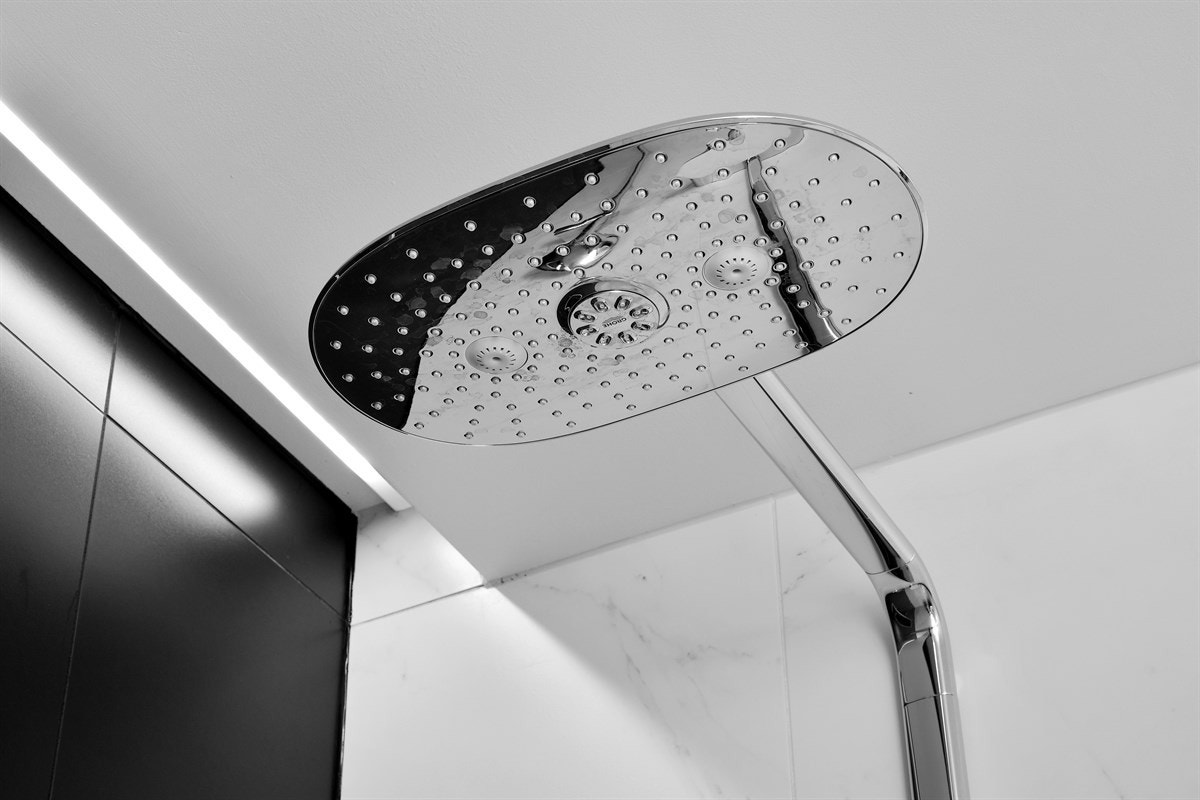 Det er også montert ledlys striper i dusjnisje i tak og i nisje fra lyskomponenter. Her kan man endre farger via eget panel utenfor badet. Galleribilde
