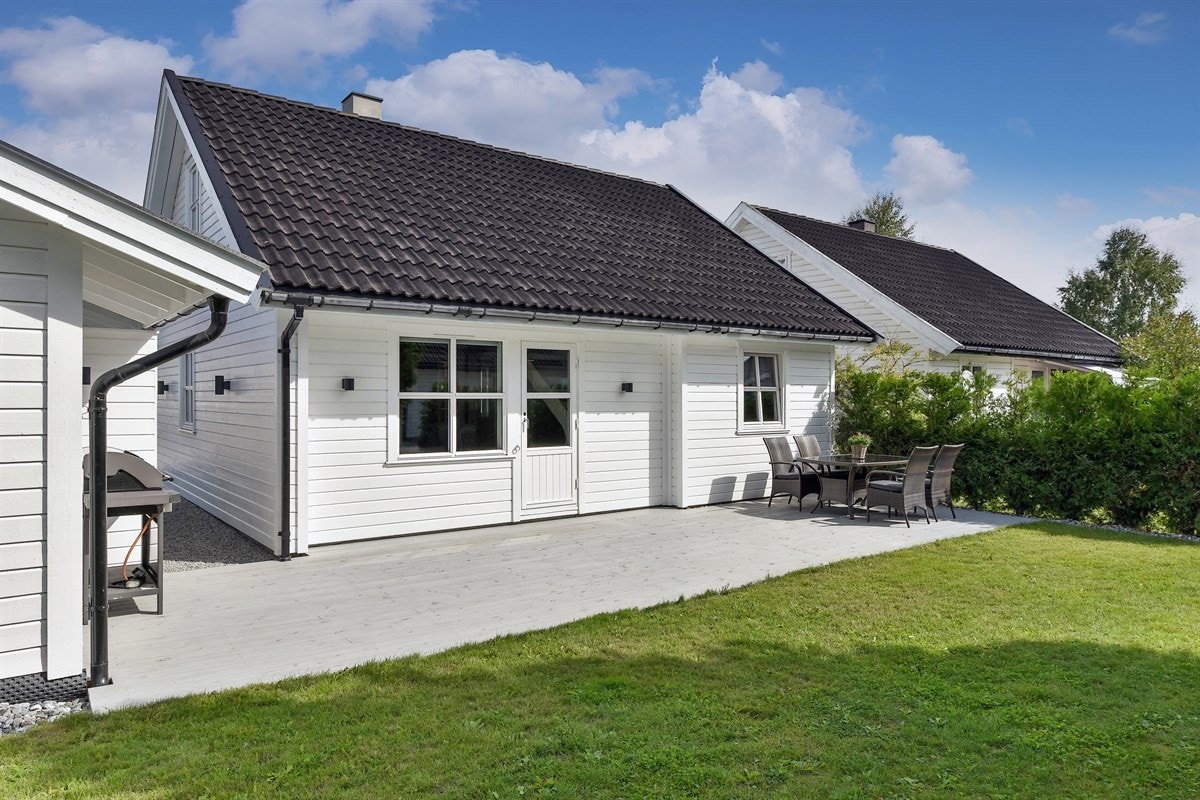 Huset, garasjen og uteboden ble malt sommeren 2017. Galleribilde