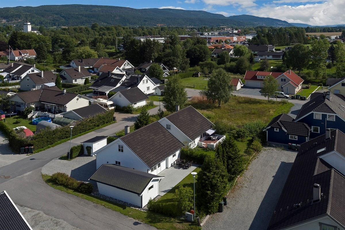 Eiendommen har skolebussordning til Hokksund barneskole og kort vei til Hokksund ungdomsskole. Det finnes flere videregående skoler i nærliggende områder, samt et godt utvalg av både private og kommunale barnehager. Galleribilde