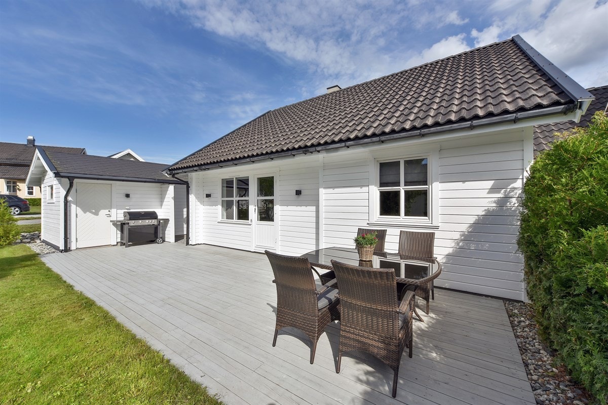 Fra terrassen er det dør rett inn i garasjen. Terrassen har gode solforhold og plass for utemøbler, grill med mer - et flott samlingssted på varme dager. Galleribilde