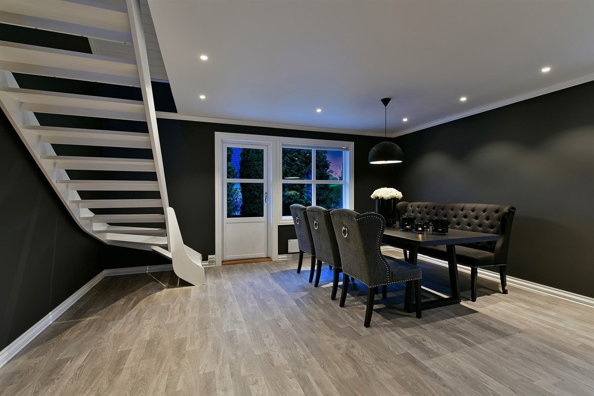 Taket er foret ned og det er montert nye led downlights. Galleribilde