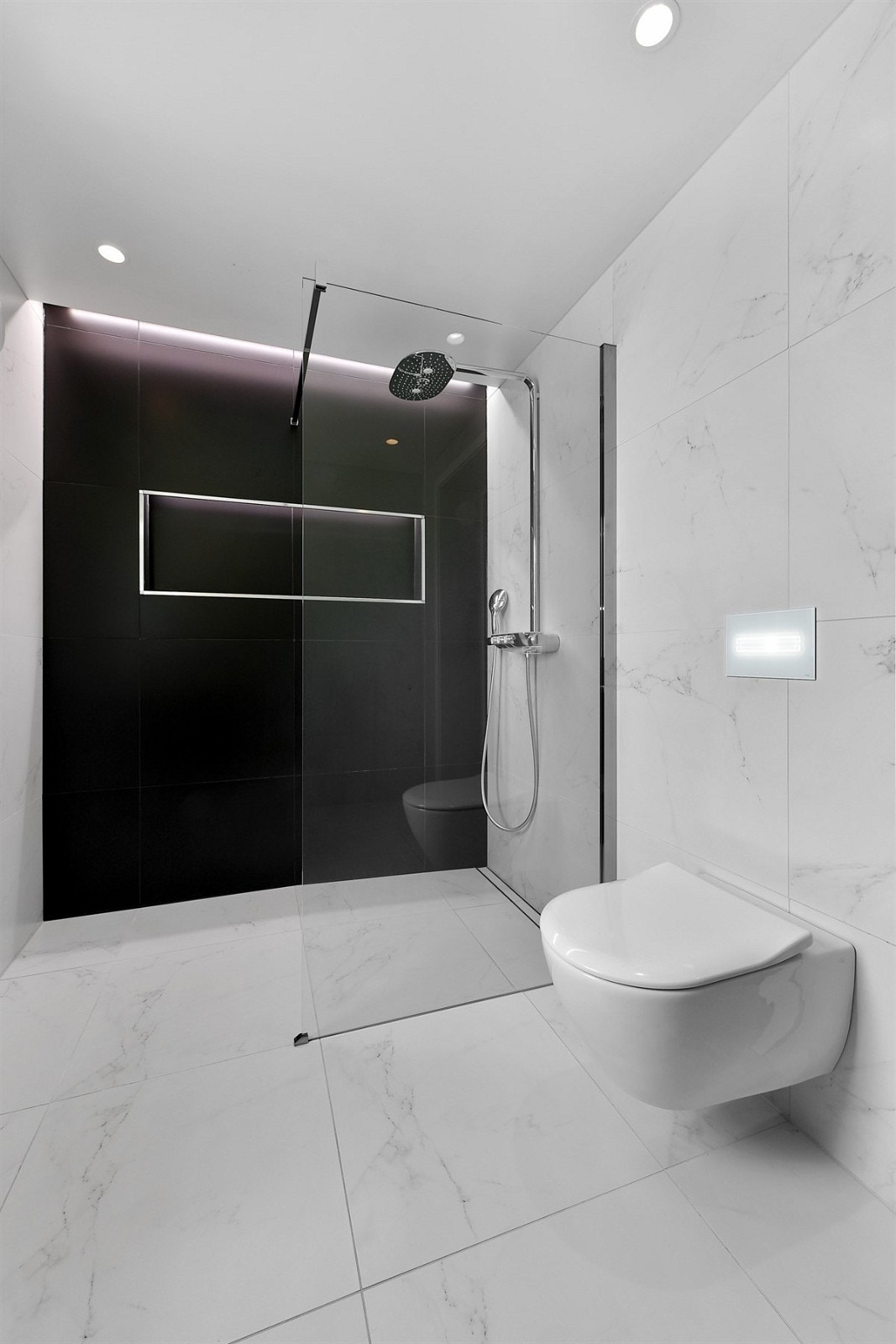 Badet er nyoppusset med produkter av høy standard. Det er satt inn 60x60 marmorfliser på gulv og vegger fra Porcelanosa. Galleribilde
