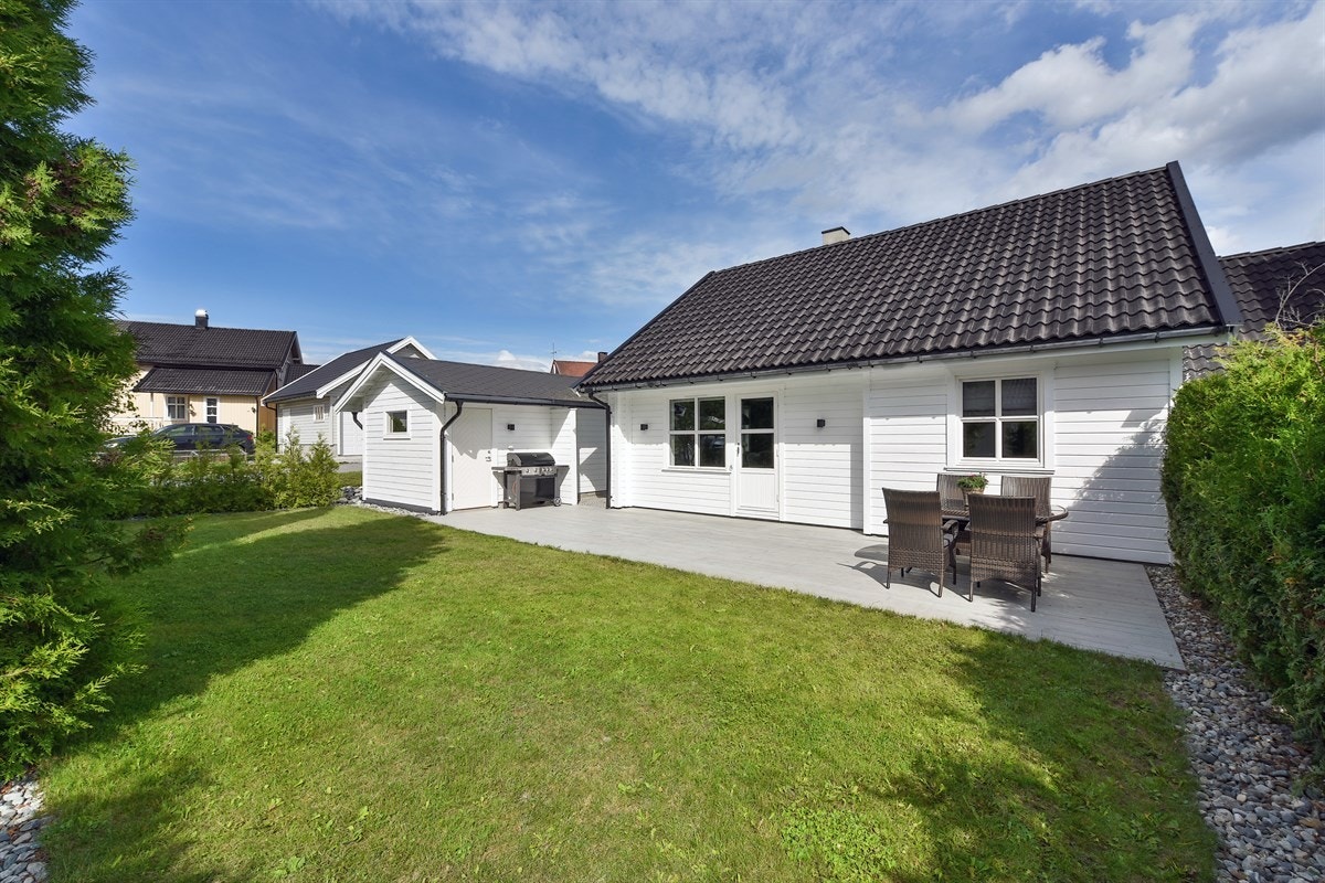 Terrassen har gode solforhold og plass for utemøbler, grill med mer - et flott samlingssted på varme dager. Galleribilde