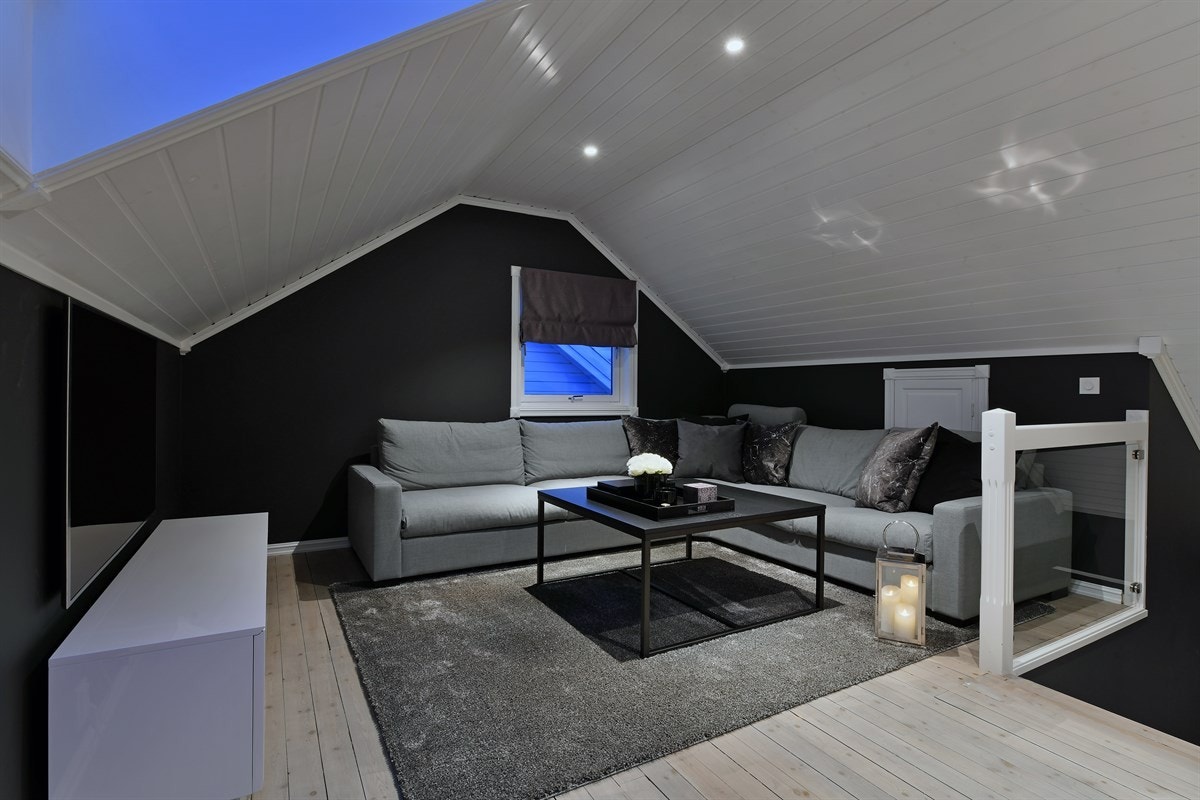 Stuen har furugulv, nymalte vegger og tak. Det er nye led downlights i tak, som kombinert med både Velux takvindu og vanlig vindu gir gode lysforhold. Galleribilde