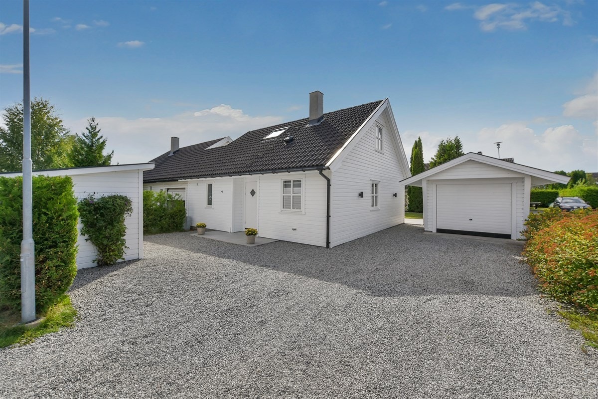 Det er parkering i tilhørende garasje og i gårdsplass. Garasjen har flislagt gulv. Det er plass til flere biler i gårdsplassen. Galleribilde