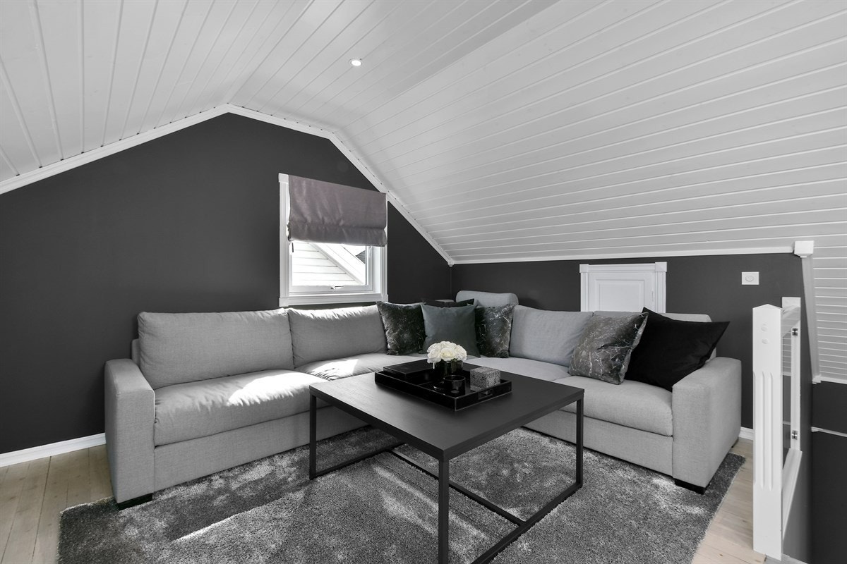 Boligen innehar i tillegg en nydelig loftstue med god plass for møblement, noe som gir ekstra spillerom og privatliv for barnefamilier. Galleribilde