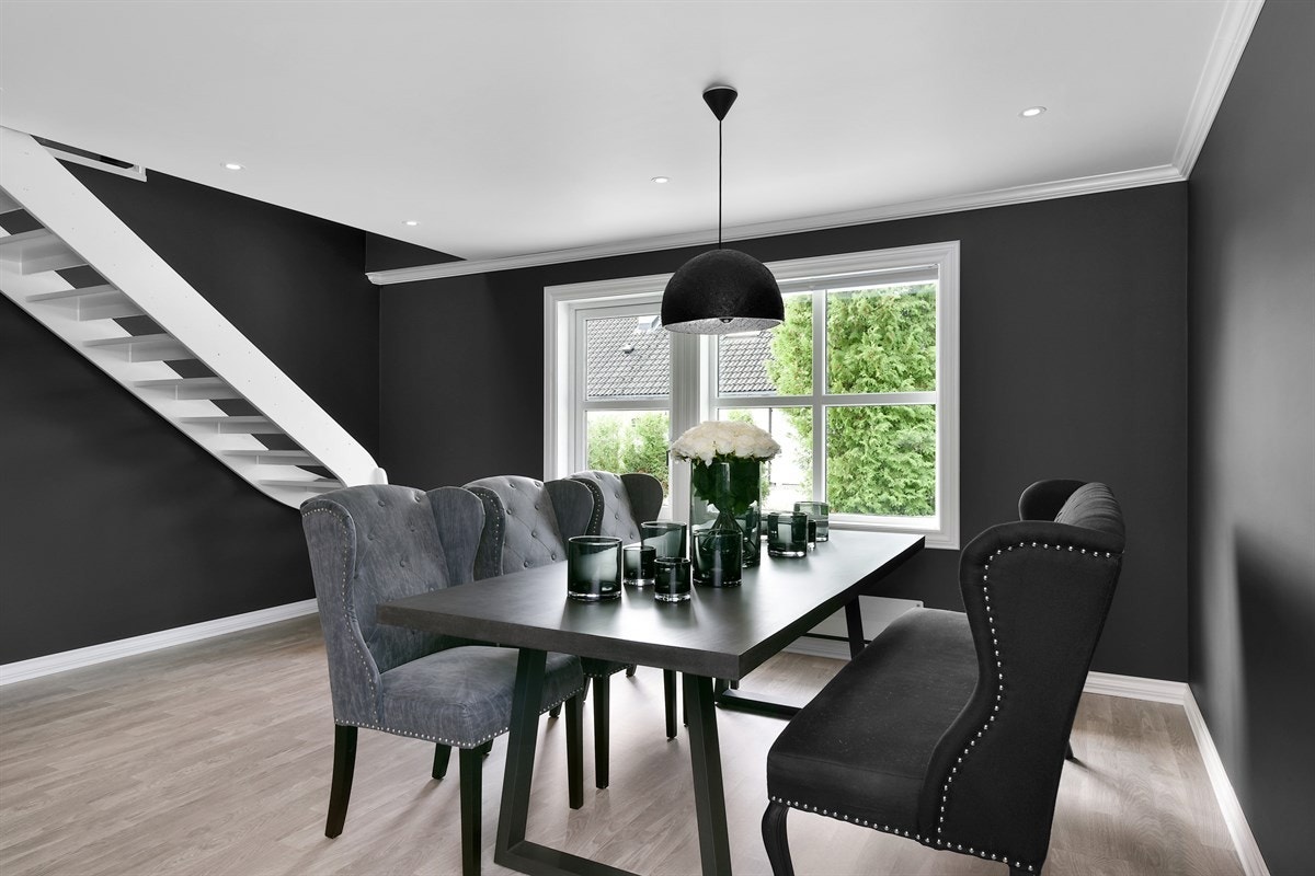 Rommet brukes nå som spisestue, men her er det god plass til både sofa og spisebord. Galleribilde