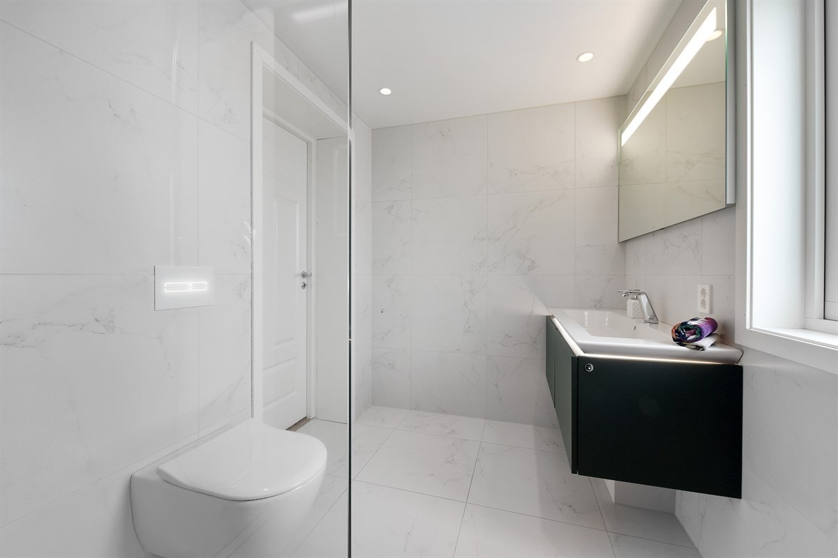 Over servanten er det speil fra Villeroy & Boch type More to See 14 med ledlys og Bluetooth 2.1 soundsystem. Galleribilde
