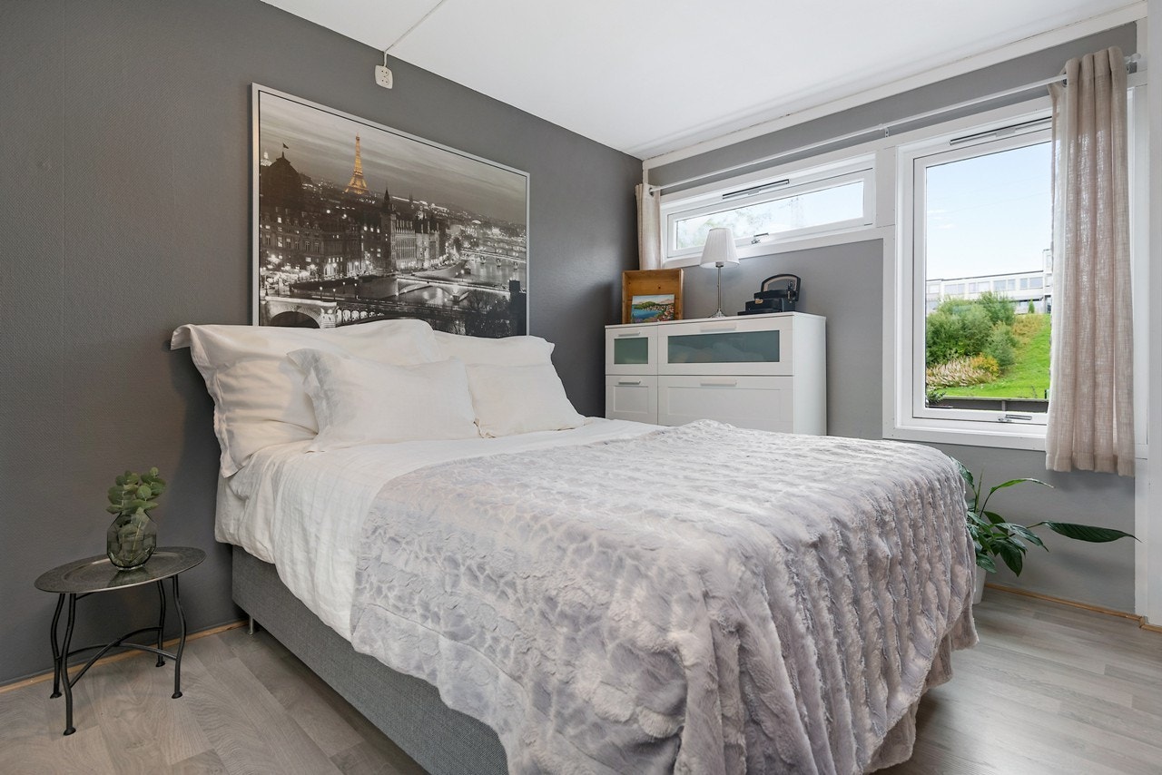 Leiligheten har et luftig og fint soverom, fint skjermet fra støy. Galleribilde