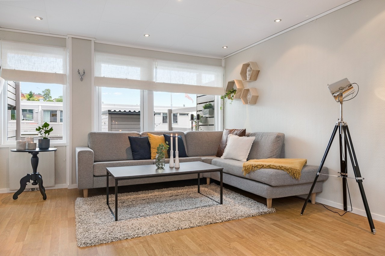 Leiligheten har en lys og trivelig stue med nyere gulv, lysmalte vegger og dimbare downlights. Galleribilde