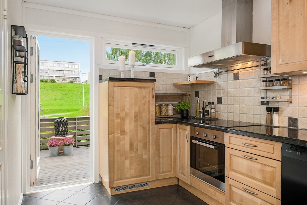 Fra kjøkkenet er det utgang til en stor veranda hvor dagens første kaffekopp kan nytes i solen. Galleribilde