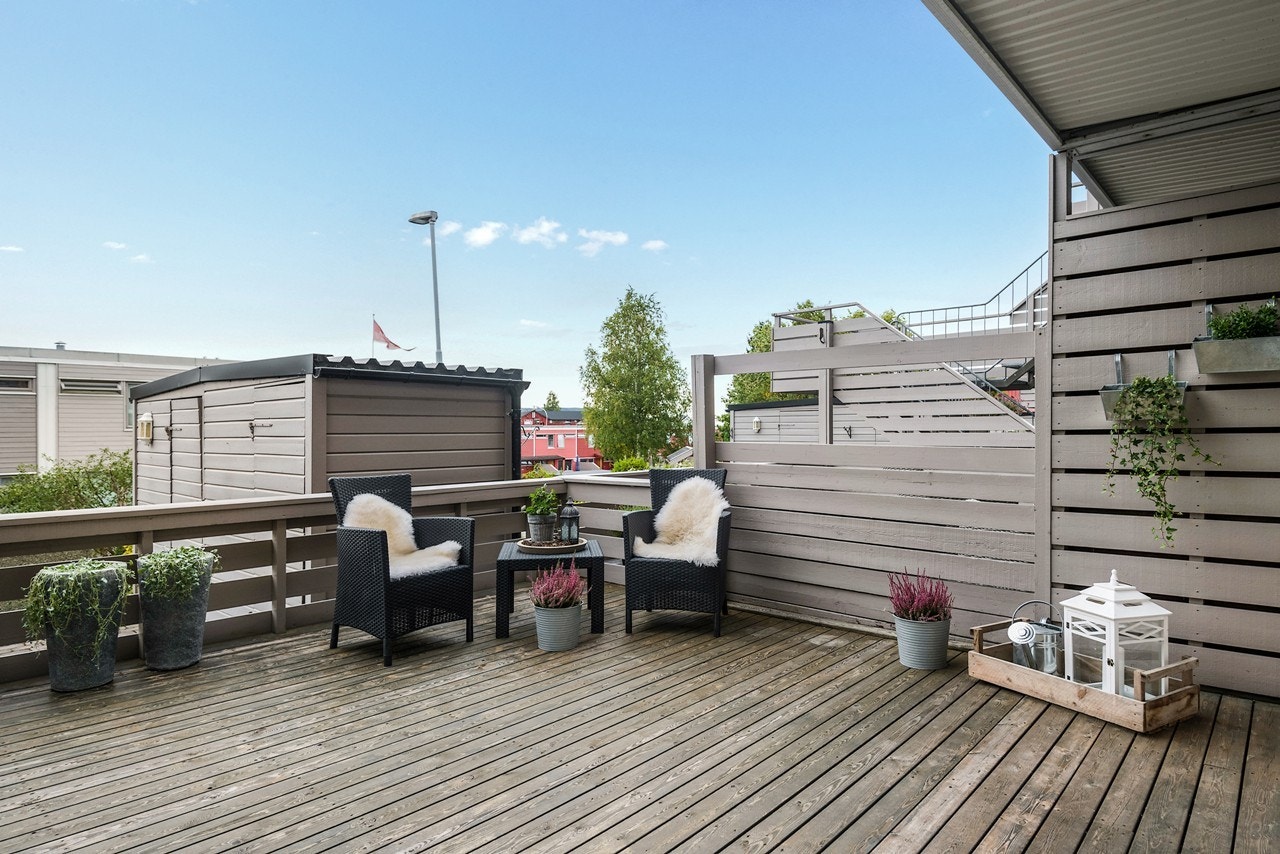 Det tilhører to store, solrike terrasser - en på hver side av boligen - så her kan du nyte både morgen- og kveldssolen i rolige omgivelser. Galleribilde