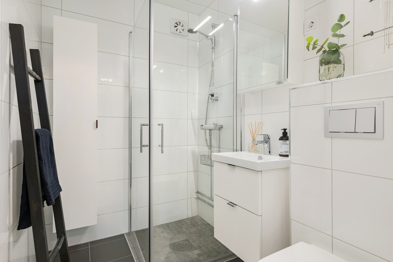 Boligen har ett bad, samt en tidligere bod som nå er innredet som vaskerom. Galleribilde