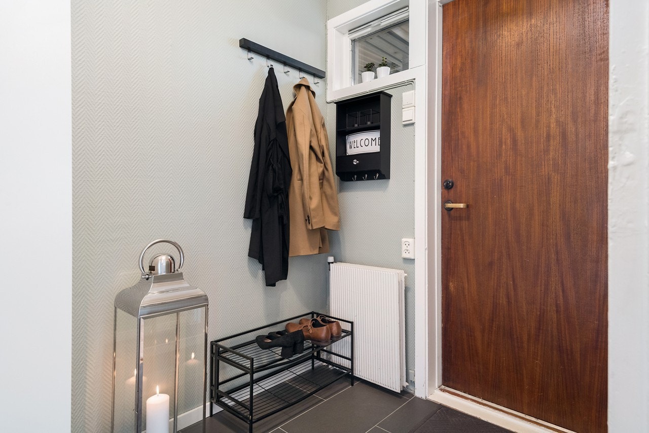 En innbydende entré ønsker deg velkommen inn. Rommet har nyere fliser på gulv og lysmalte vegger. Det er også montert et garderobeskap i entreen slik at du også har oppbevaringsmuligheter der. Galleribilde